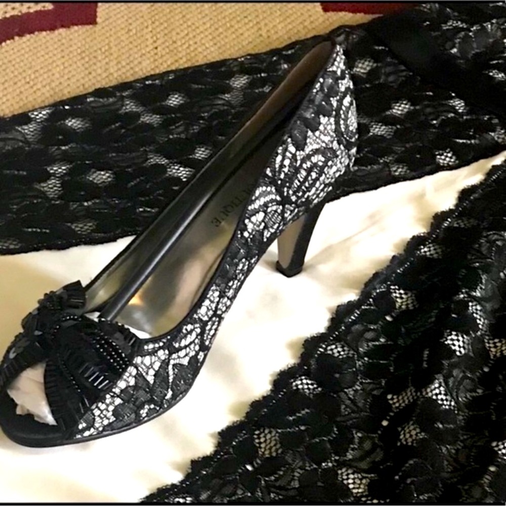 EY Boutique Lace Heel with sequin bow size 8.5W